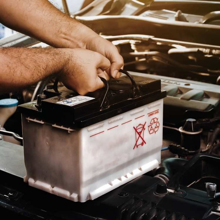 كهربائي سيارات يقوم بإصلاح البطارية في جدة